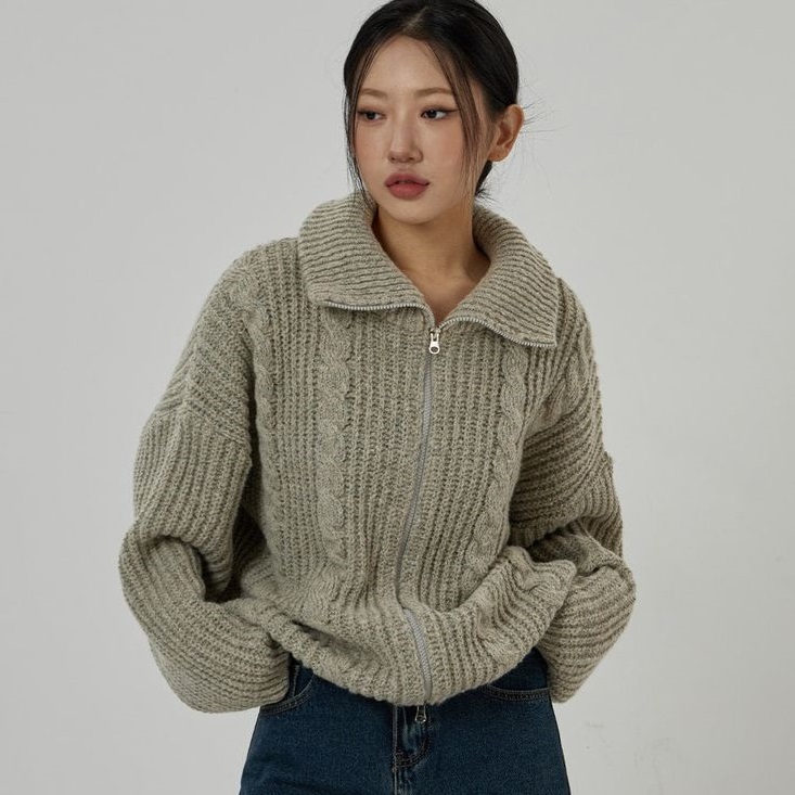 Discover the warmth of knit sweaters