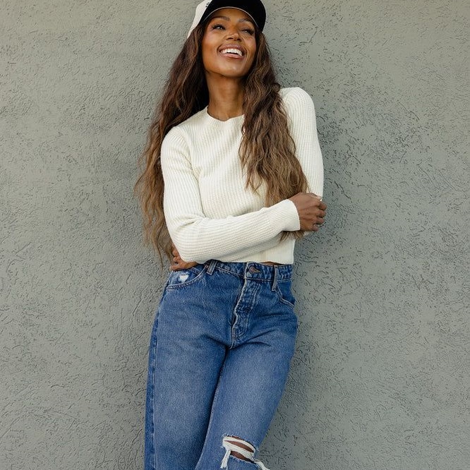 Discover trendy ways to style a cropped sweater 