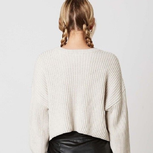 Discover trendy ways to style a cropped sweater 